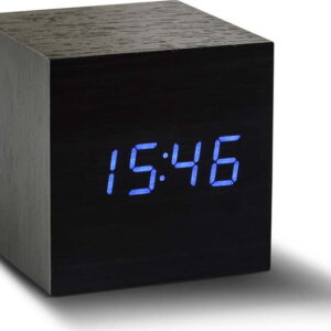 Černý budík s modrým LED displejem Gingko Cube Click Clock. Nejlepší vtipy na světě na každý den.