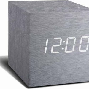 Šedý budík s bílým LED displejem Gingko Cube Click Clock. Nejlepší vtipy na světě na každý den.