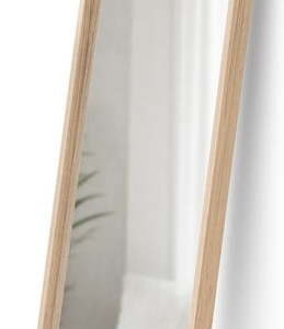 Stojací zrcadlo s dřevěným rámem 45x196 cm Bellwood – Umbra. Nejlepší vtipy na světě na každý den.